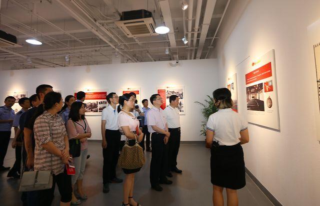 老同学聚会互相鞠躬敬个礼差点摔倒什么意思？游戏画面