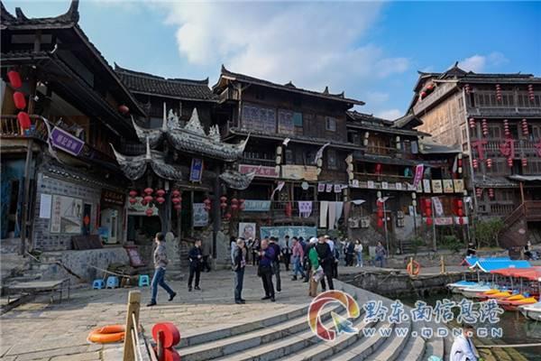 爱犬双目失明，奶奶把博美当亲孙一样背在身上：我来当你的眼睛！