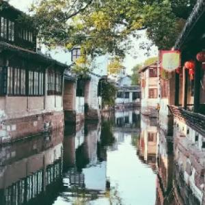 老同学聚会互相鞠躬敬个礼差点摔倒什么意思？游戏画面